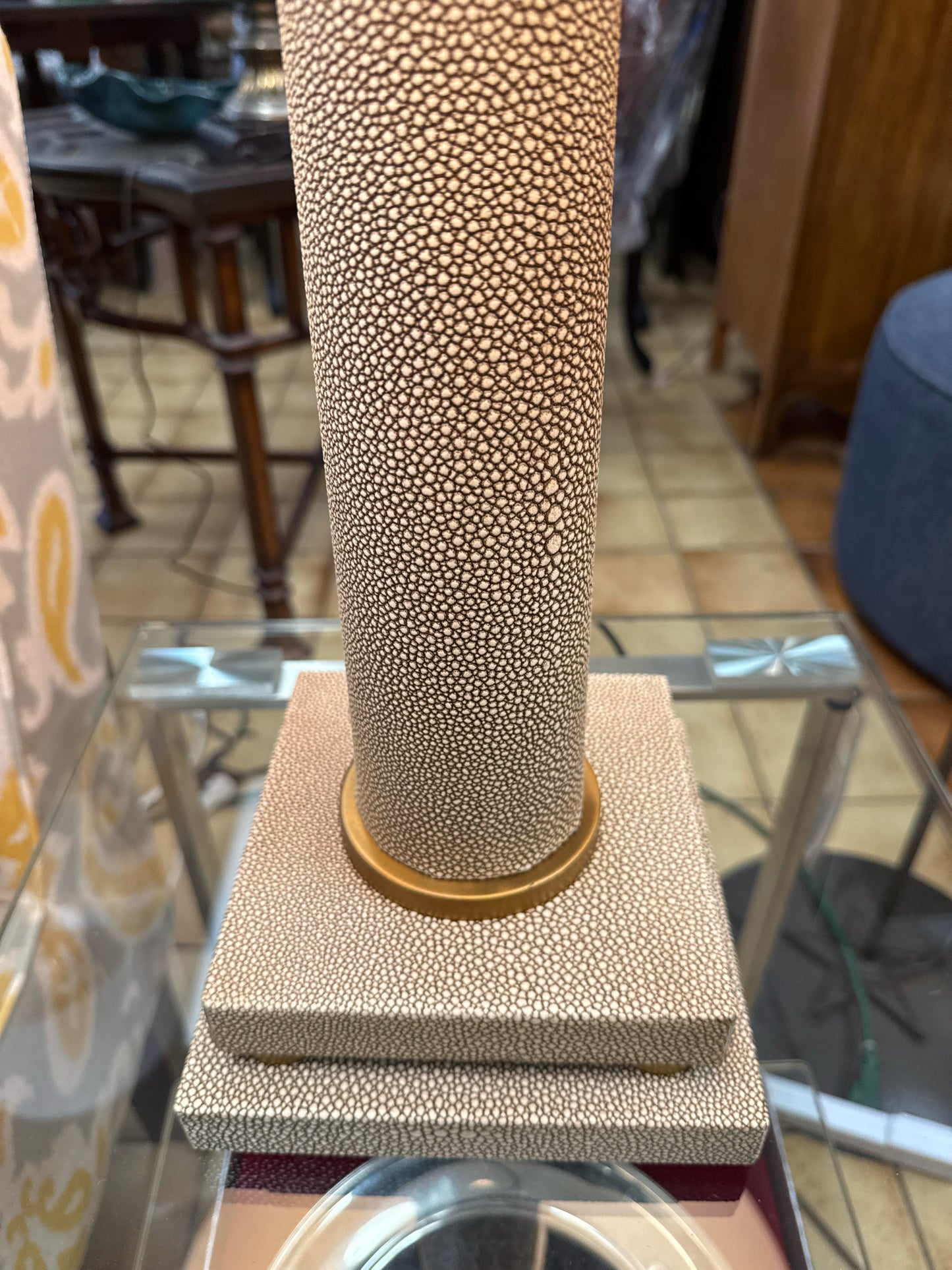 Textured Snakeskin Lamp w/Palm Finial w/Linen