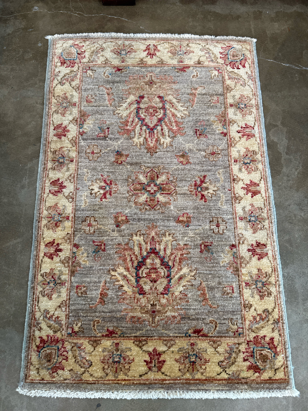2' x 3' 100% Wool Pakistan Rug in Light Grey Design