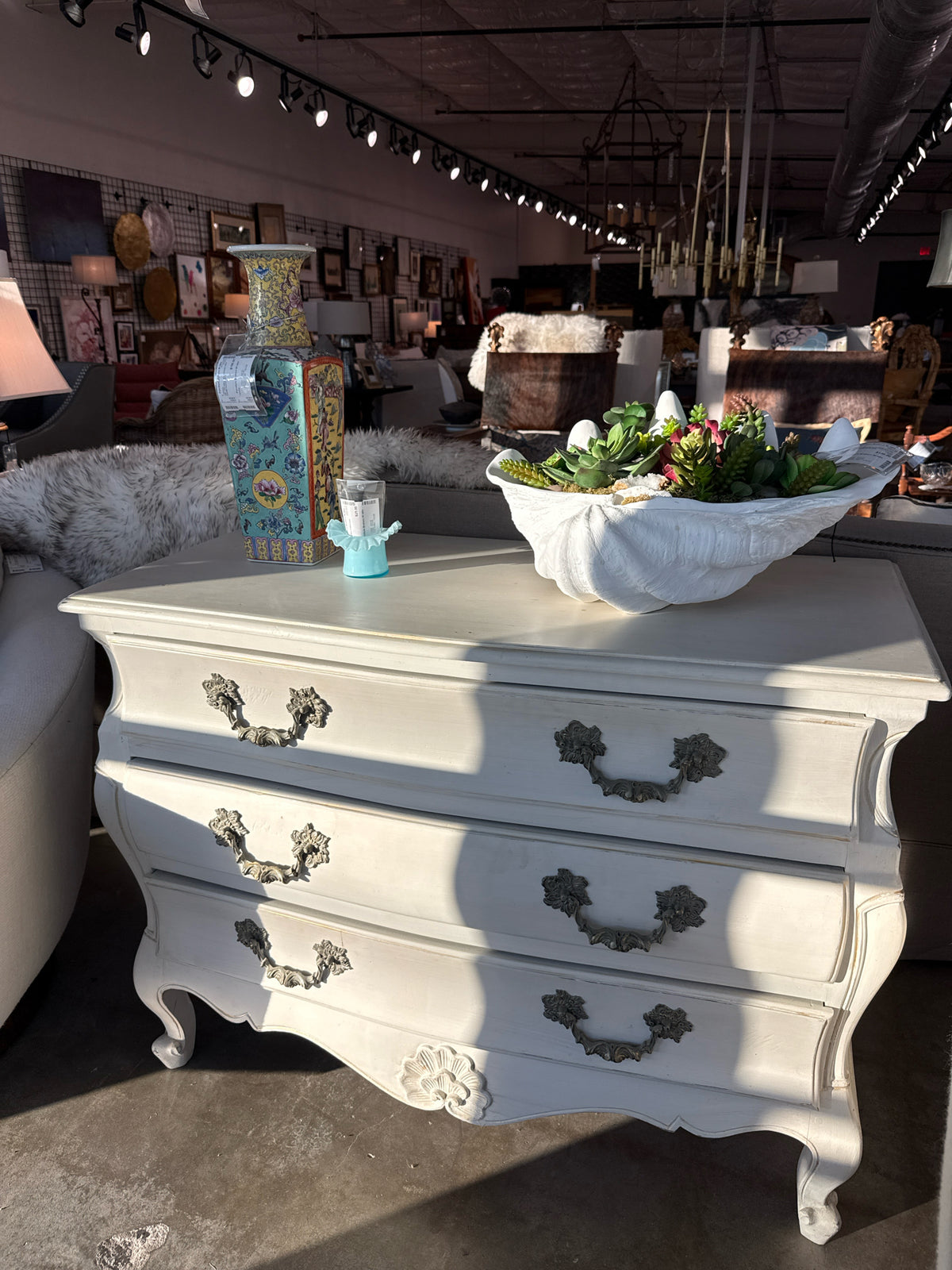 White French Provincial Style Serpentine/Front Chest w/3 Drawers (43Wx20Dx33T)