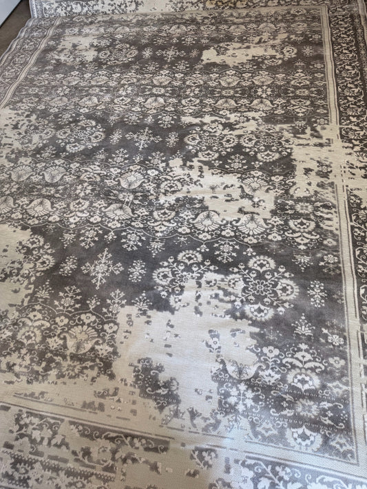 Nicole Miller Grey/White Machine Made Rug 7'6" X 10'2"