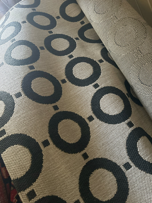 Indoor/Outdoor Rug White And Black Dots 8 x 10