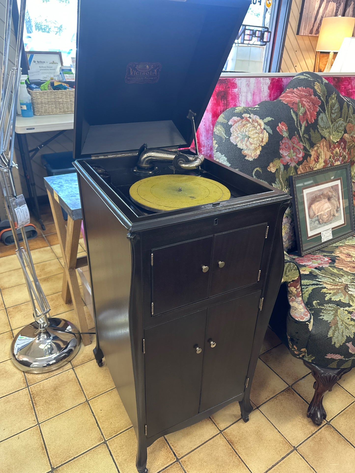 Victor Talking Machine Record Player in Cabinet VV-XI 819617