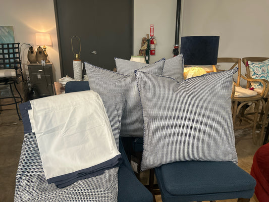 John Robshaw KING Coverlet,Bed Skirt & 3 Pillows 25 x 25-Blue/White