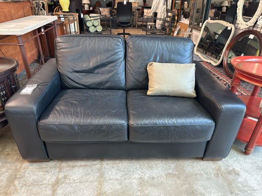 Black Leather Natuzzi Loveseat (32 x 41.5")