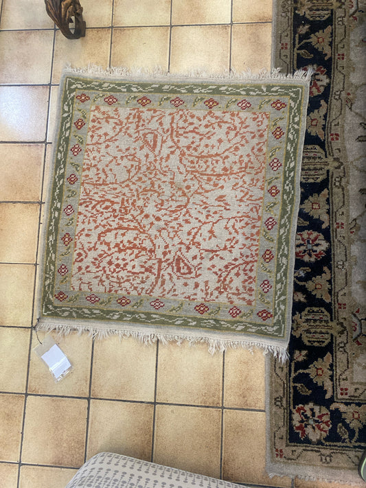 33" x 32" Rug Green/ Coral
