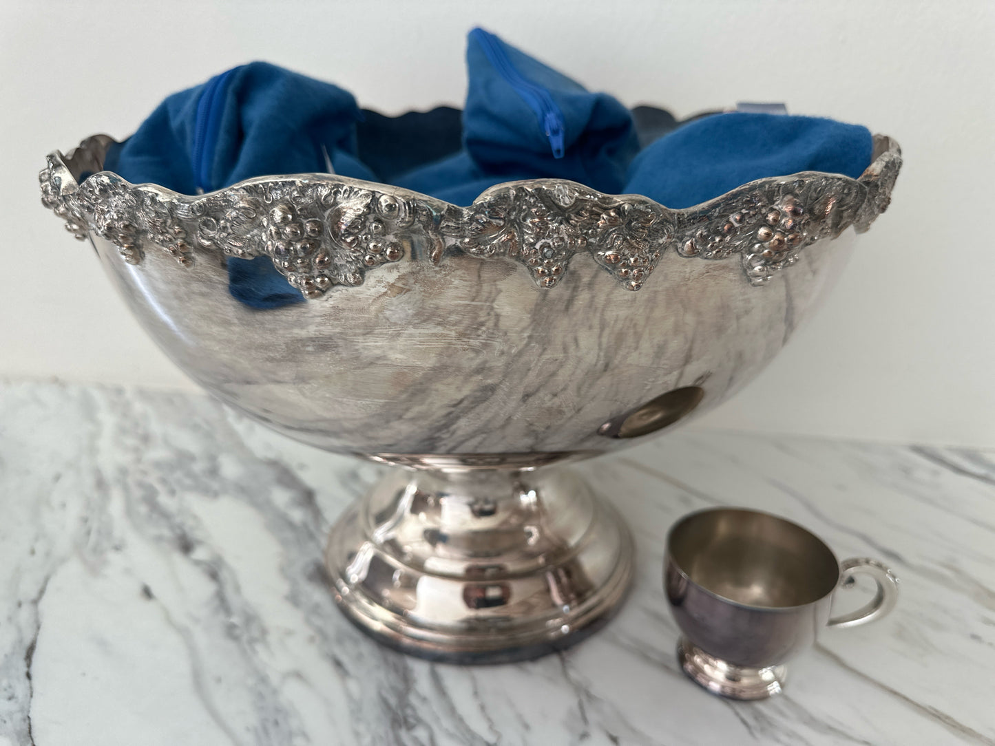 Oneida Silver Plate Punch Bowl w/ 12 Cups